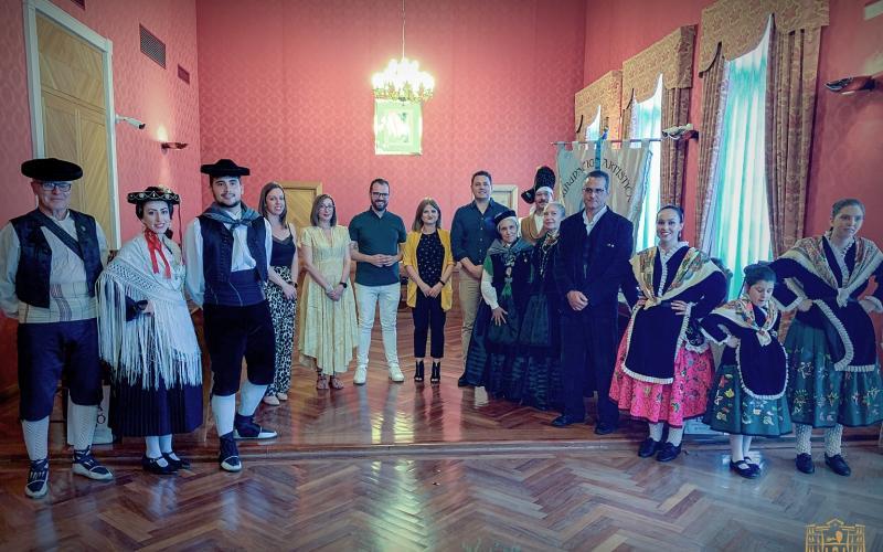 Conoce Castilla-La Mancha-Recepción en Tomelloso a los grupos participantes del Festival Folclórico ‘Virgen de las Viñas’