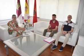 Conoce Castilla-Las Mancha-La Asociación de Usuarios AVE de Ciudad Real se reúne con la alcaldesa para exponer sus reivindicaciones