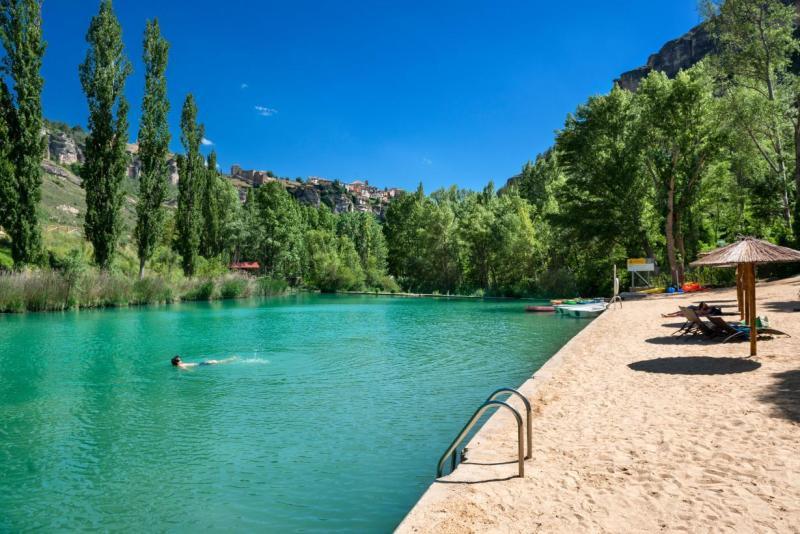 Conoce Castilla-La Mancha-​​​​​​​Castilla-La Mancha cuenta con 35 zonas oficiales de baño autorizadas para disfrutar de sus parajes naturales